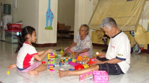 Nona, Lana ( tak tampak ) serius bermain dengan Opung Doli ( 87th ) dan Opung Inang ( 85th )